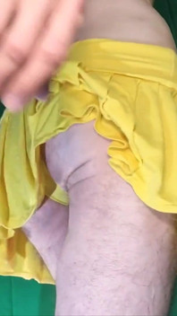Mijn slipje voor wedstrijden onder mijn gele minirok
