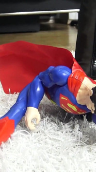 Superman Crush! Cruel Reell zdrobește Superman în mod simbolic pentru toți bărbații!