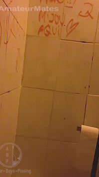 Гетеро гладкоствольного паренька застукали и сняли на видео в туалете клуба в любительском видео