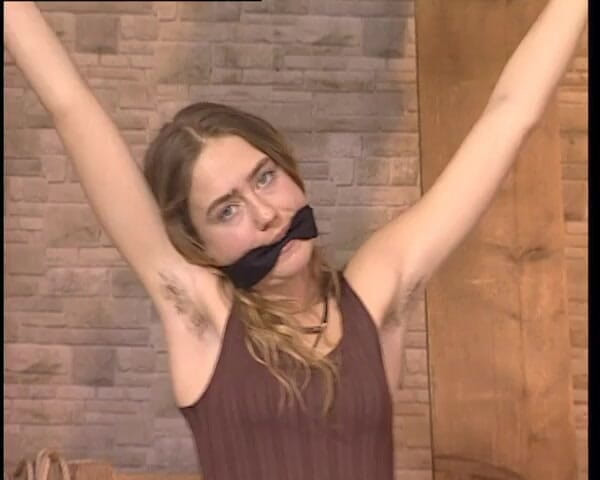 YOUR FIRST PORN: Vivian, poilue, adore le clip mou de bondage