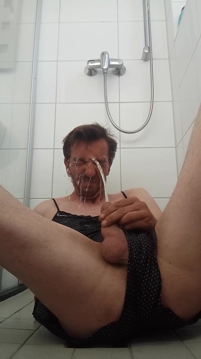Leatransteen: Je suis dans ma bouche et je porte des sous-vêtements...