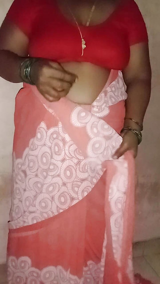 Tamil Anti Uma: तमिल उमा साड़ी पहन रही थी मैं उसके पास गई और उसके स्तन निचोड़ रही थी और धीरे से उसकी नारीत्व को रगड़ रही थी