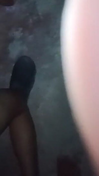 Ma femme et moi dans une maison abandonnée la nuit