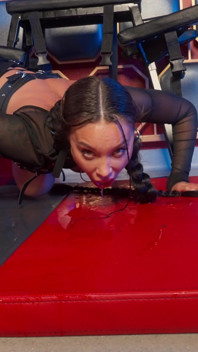 Monika Fox BDSM Squirta Da Sola Scopando Con La Macchina Del Sesso E Il Dildo Gigante