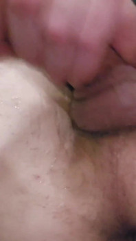 Ich hämmere mein arschloch mit einem bbc-dildo mit großem klaffen und abspritzen