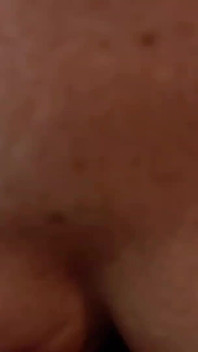 창가에서 자지를 빨아주는 겸둥이 마누라