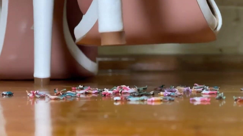 Pink Foxx: Giantess Pink Foxx w białych obcasach