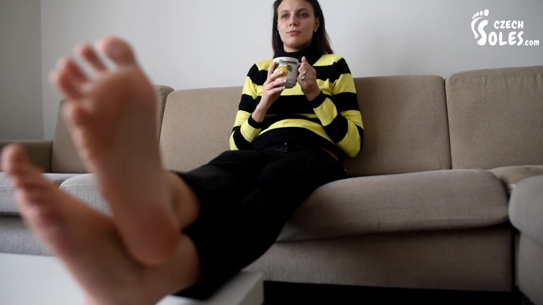 Czech Soles - foot fetish content: Uctívání mých unavených nohou