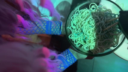 Noedels krijgen van het toilet