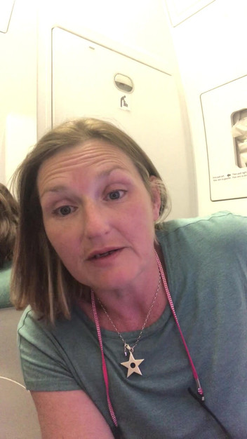 MistressWriggler: Kencing besar pada kapalterbang selepas menahannya selama empat jam!