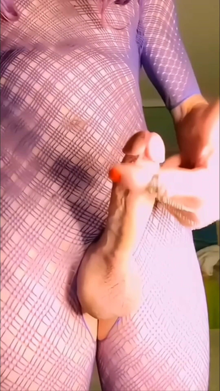 Lizzaali: बड़े वीर्य की फुहार के लिए मेरे सफेद रेनकोट और बैंगनी बॉडीसूट में खेलना