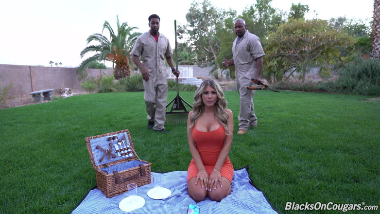 Blacks On Cougars: Si tante semok kayla kayden didobel penetrasi sama kontol raksasa...