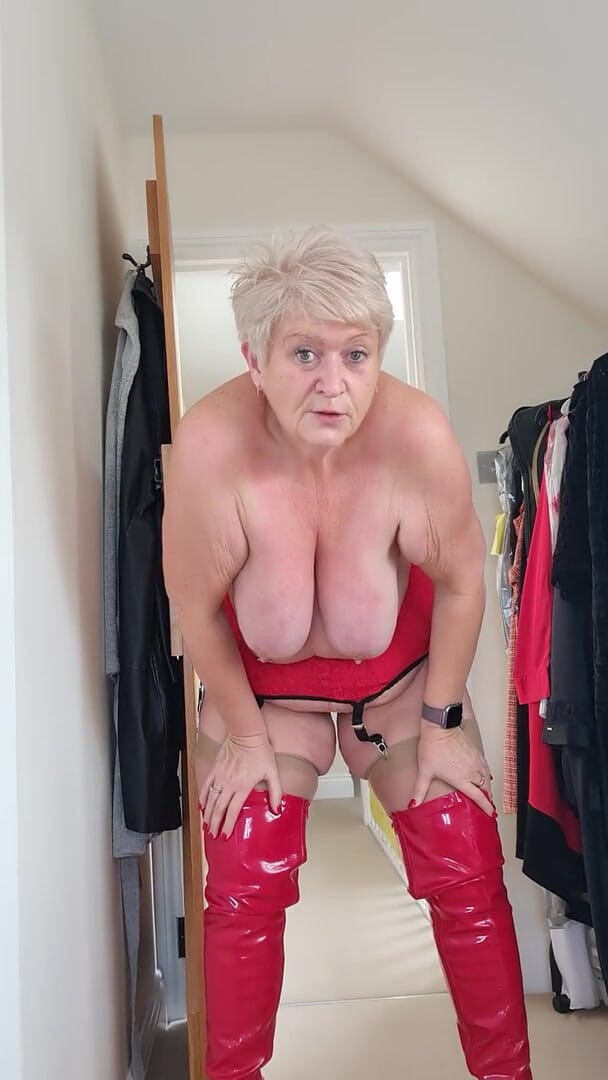 Uk Joolz: Stoking tan dan kasut peha merah mengusik.