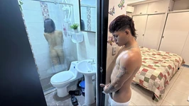我利用我的继妹在门打开时洗澡，吃得很美味，然后进来