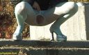 Crazy pee girls: Une fille en collants fait pipi dans l&amp;#039;escalier