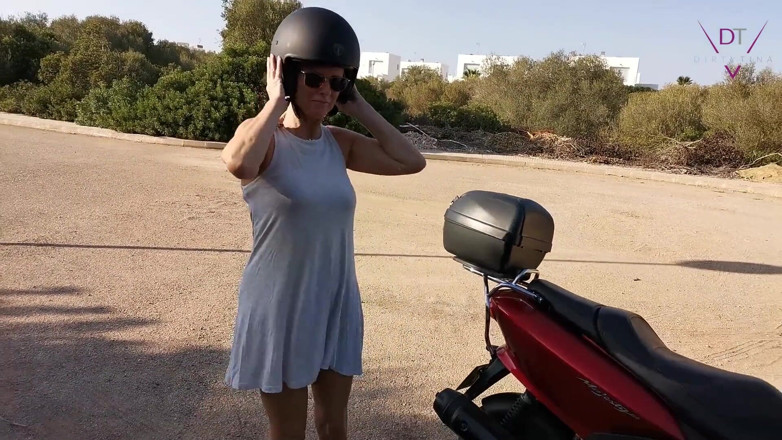 Dirty Tina: นมโชว์หีเงี่ยนฉี่เล่นกับ Tina