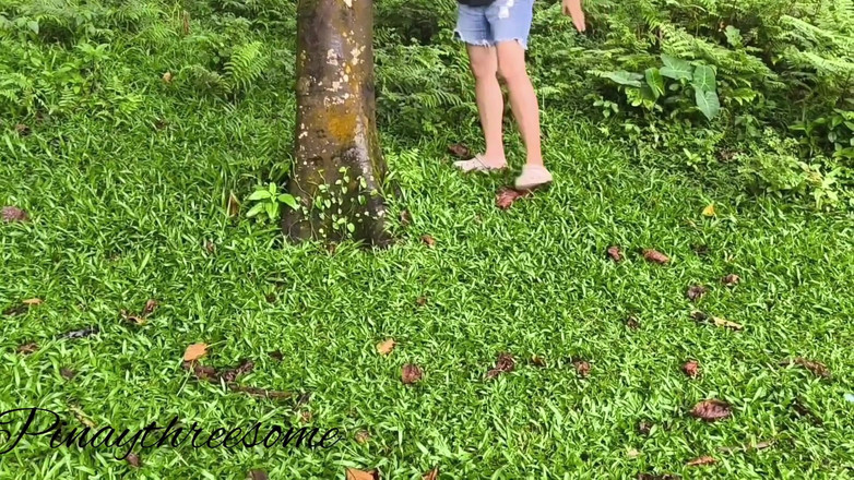 Pinay Threesome: 我在公园户外口交认识的漂亮女孩在公共场合口交是她淫荡的乐趣