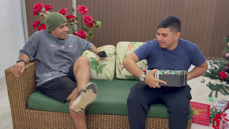 MaRaSexx: 남자친구는 내가 여자를 좋아한다고 의심하고 그의 재능을 강하게 찔렀다