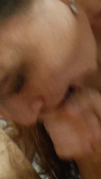 Sensuele POV-pijpbeurt met sperma in de mond