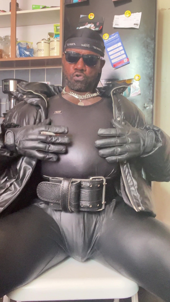 Black smoking muscle stepdad: ताज़ा लेटेक्स और चमड़े की फूला जैकेट धूम्रपान सत्र