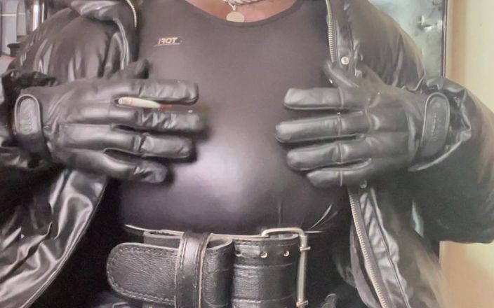 Black smoking muscle stepdad: Verse latex en leren puffa jas roken sessie