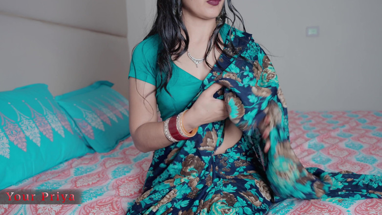 Your Priya: India caliente dedeándose y vibrando para devar ji en audio...