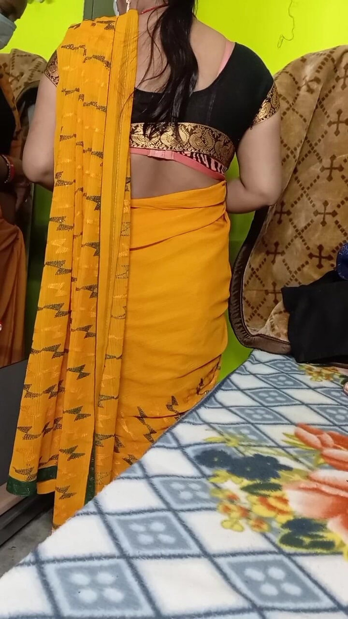 Manjushukla: Bhabhi cantik India melepas sarinya.