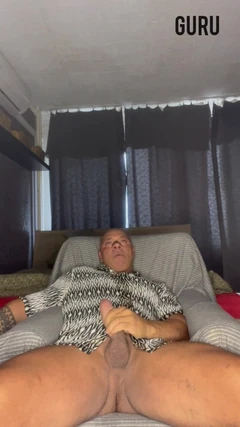 Sr. Guru. Sexy body builder wank em casa