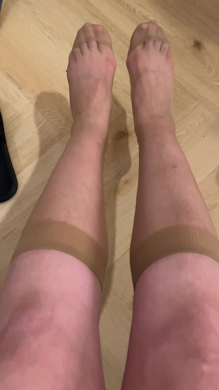 Feet: Diz boyu çoraplarla ayakkabı gösterisi