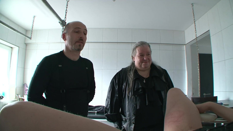 BDSM Deutschland: Páni utrpení bičují, dokud zadek není červený