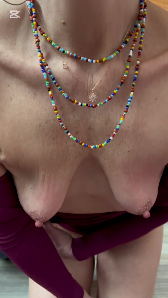RoxyRidesAgain: Зрелая милфа Roxy сеет ее мягкие отвислые сисечки до оргазма