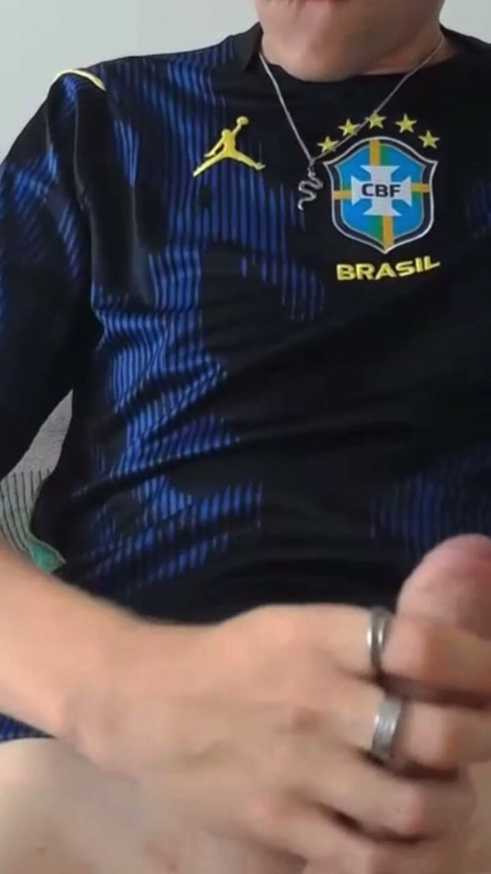 Axton Drake: Azgın erkek kardeş futbol antrenmanı yaptıktan sonra mastürbasyon yaparken yakalandı