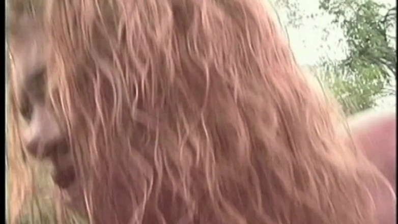 Shemale videos: Gemene futut de o transsexuală blondă în aer liber