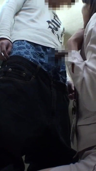 Bersendirian dengan jurujual di Bilik Fitting Tertutup