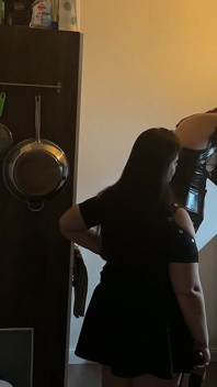 Baskın orta yaşlı seksi kadın mutfakta lateks sub'un götünü genişletiyor