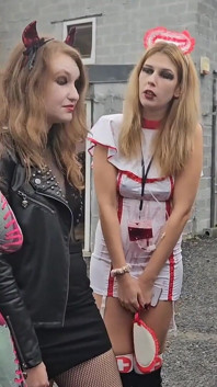 5 lesben haben halloween-orgie an der bar und spielen mit Sexspielzeug im Cosplay