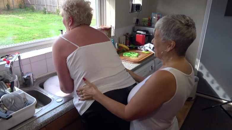 Uk Joolz: Savanna berkongkek di dapur dengan strap-onnya