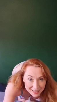 Ruiva MILF Em Primeiro Plano Chupa E Sai Com Seu Esperma