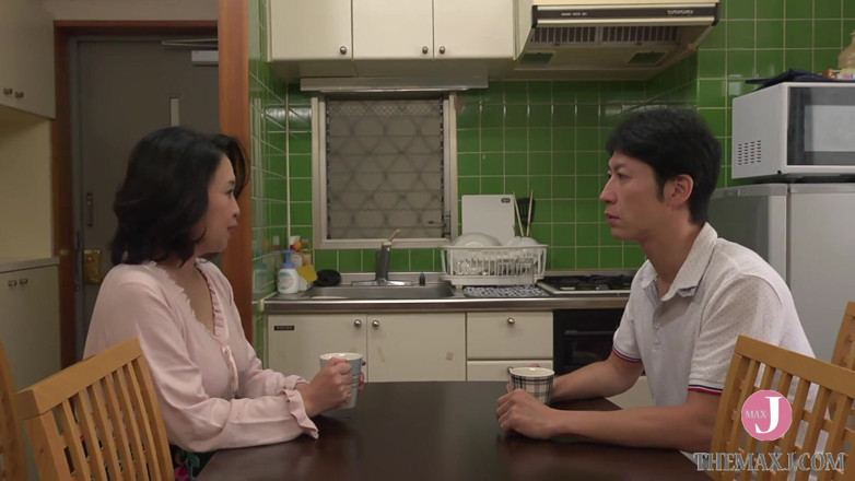 Celebrity Japan: Tante seksi dengan toket besar ini berdiri di dapur! Temanku...