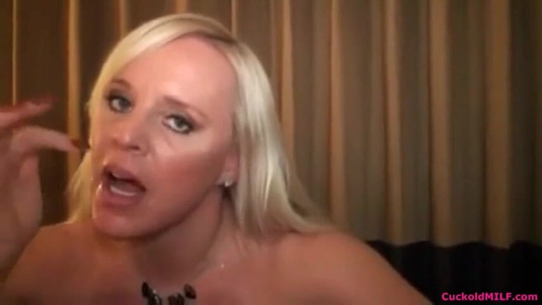 Cuckold MILF: Cuckolds-ehefrau lutscht einen fick mit einem fuß, langer BBC-typ