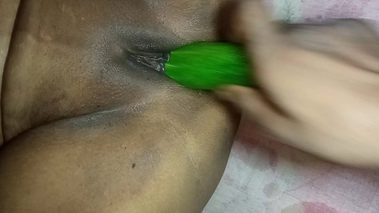 Raja puja: Дезі Буді трахає огірок і великий член раком, вона сквіртує по всьому ліжку