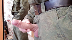 AlexRusFun: Ruský voják ve vojenské uniformě a špinavé ponožky mu honí ptáka