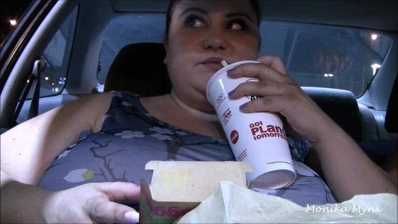 BBW Pleasures: 超级胖美女在车里吃 第一人称视角