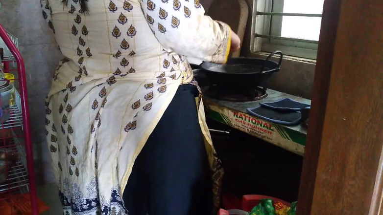 Aria Mia: Desi bhabhi grobe anal von Devar in der küche gefickt,...