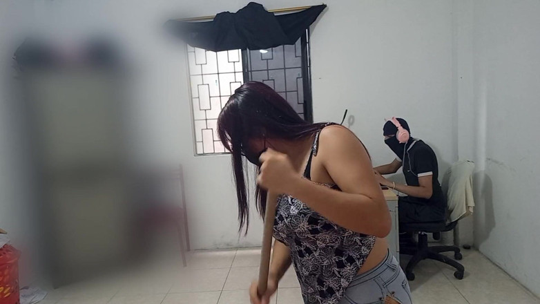 NEGRITA SEXY: 我的继妹打扫我的房间，然后离开，我一边幻想她一边自慰