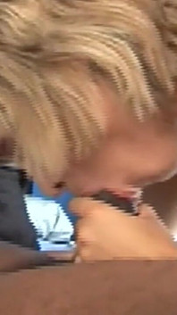 Blond milf zostaje wyruchana przez Wielkiego Czarnego Kutasa na pieska