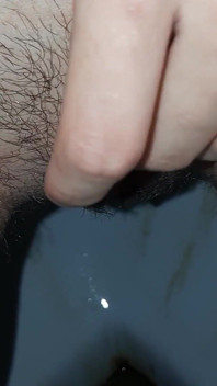 Ik plas, masturbeer en kom klaar in een openbaar toilet