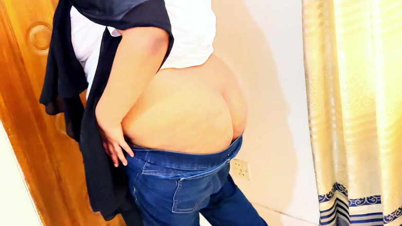 Aria Mia: देखने का बिंदु: जींस पहनी मिस्र की बड़ी गांड वाली हॉट लड़की सपने में उसकी गांड चोदती है!