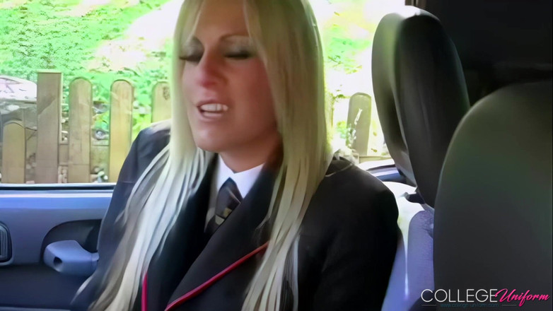 College Uniform: Temu bual yang menampilkan Laura Vaughan