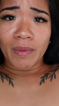真新しいアジアのスターレットレインは彼女の最初のポルノスターのディックに絶頂を止めることができません